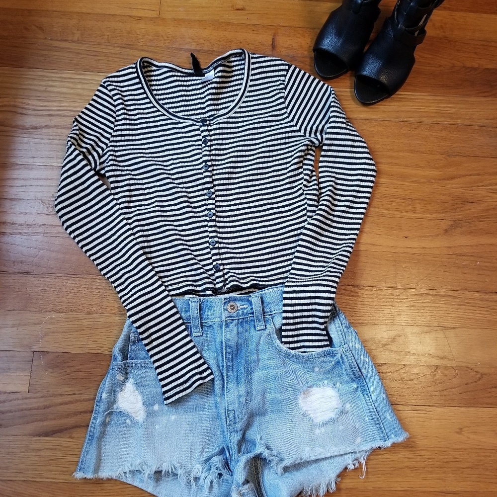 Divided Long Sleeved Crop atop